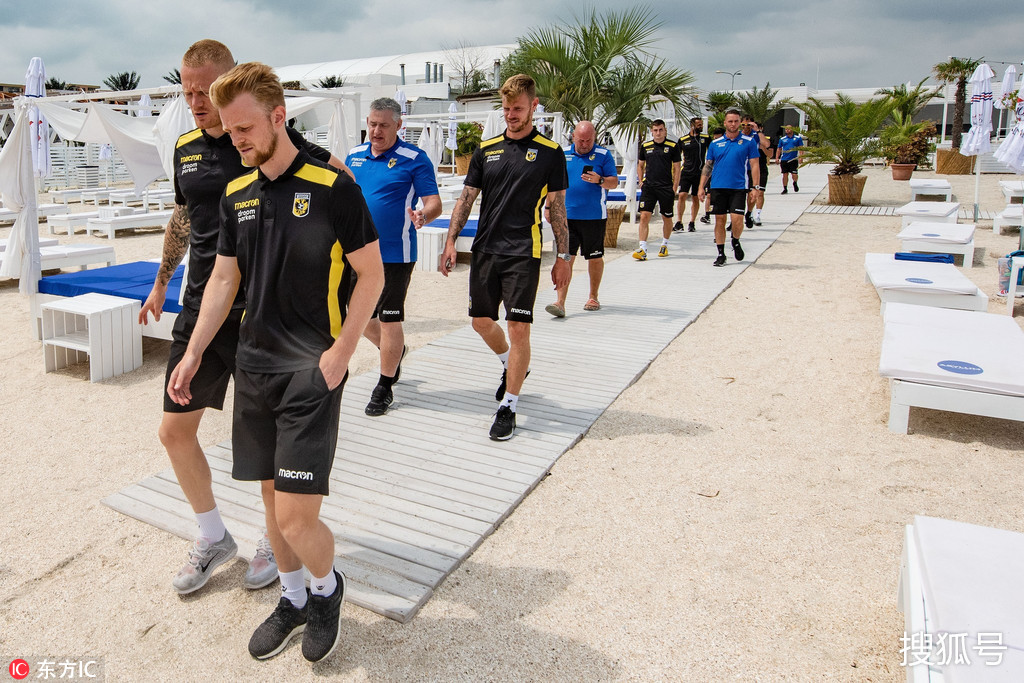 包含今夜浙江稠州备战欧联，完成体检细节曝光，赛场秩序良好，训练强度明显提升的词条