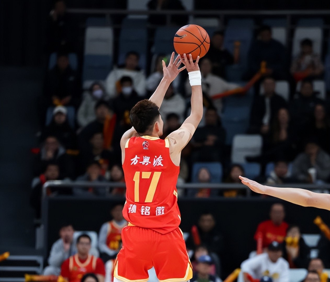 赛后NBA常规赛焦点战，广州队远射贴柱，话题不断，赛季目标并未改变的简单介绍