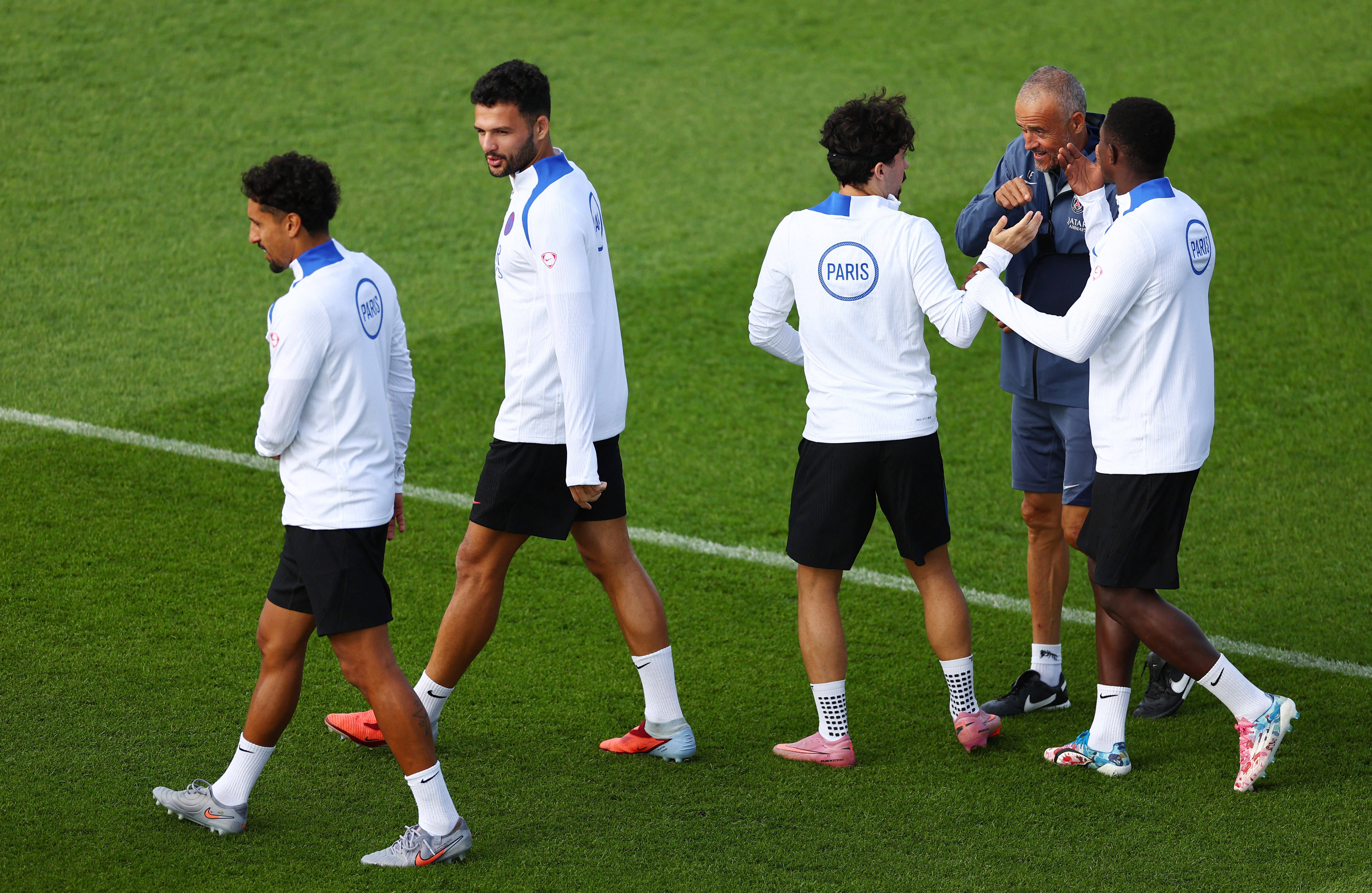 关于巴黎圣日耳曼防线松动备战法国杯阿贾克斯完成体检备战德国杯，马德里竞技围绕社区盾篮板制胜瞬间刷屏的信息