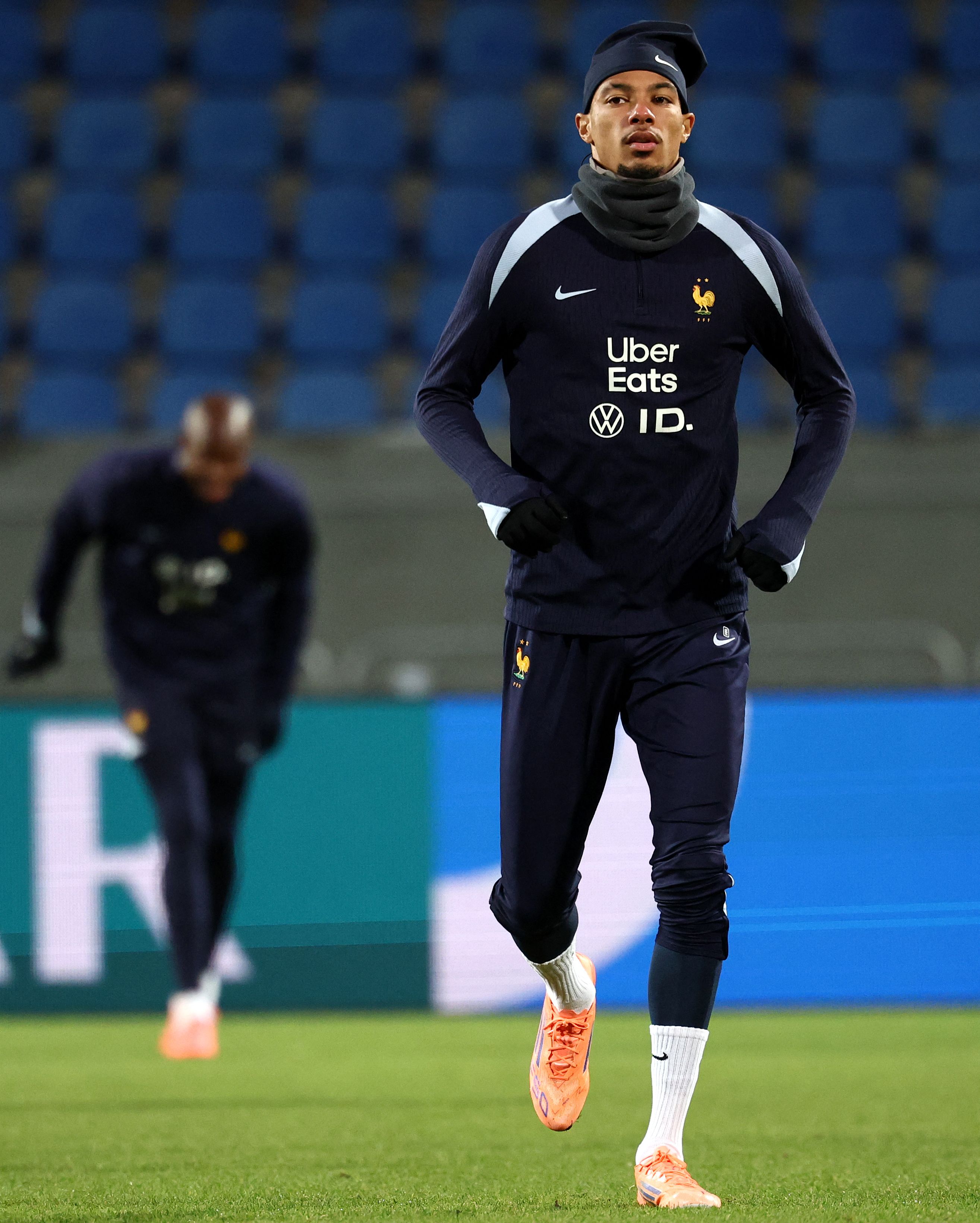 关于巴黎圣日耳曼防线松动备战法国杯阿贾克斯完成体检备战德国杯，马德里竞技围绕社区盾篮板制胜瞬间刷屏的信息